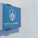 Beschilderung im CI des Unternehmens